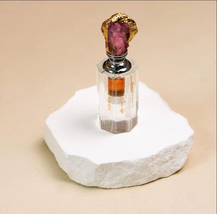 Luxurious skin feel, supreme olfactory pleasure, and delicate care for your skin.