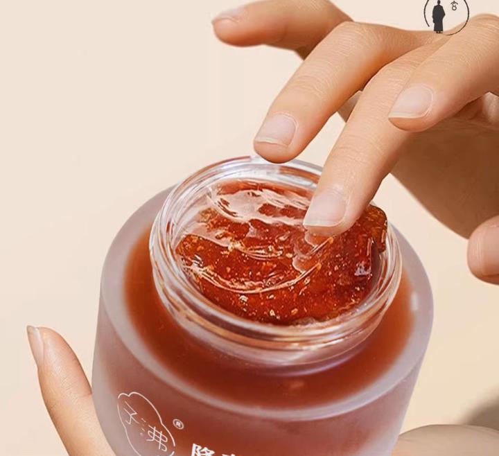 Bouncy luminous complexion, skin feels hydrated and silky-smooth.