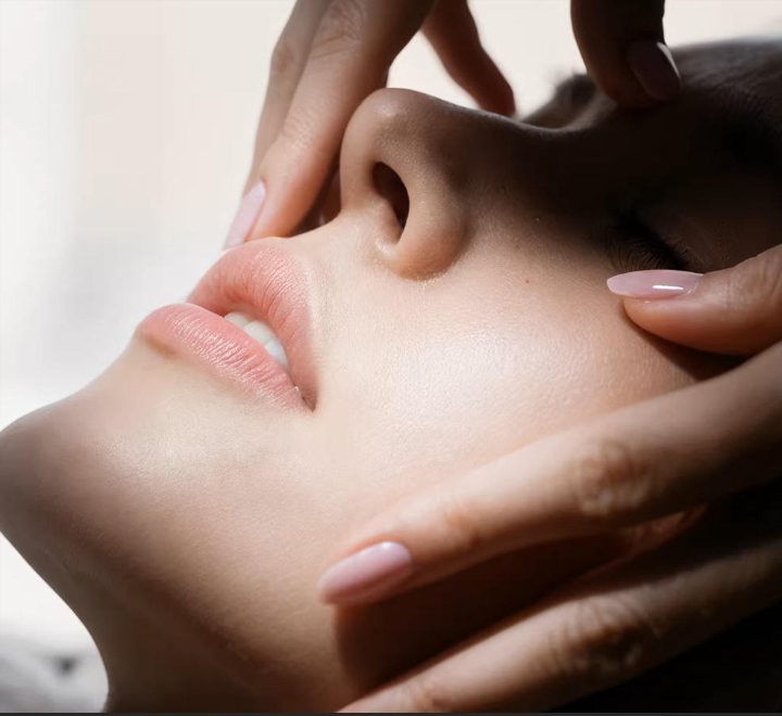 Leaves facial skin smoother while helping to decelerate visible skin aging