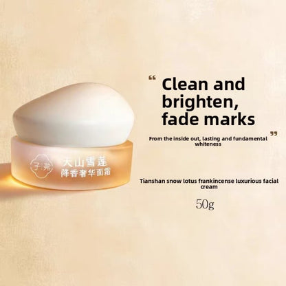 Targets dullness and visible spots with a full-cycle clarifying brightening effect
